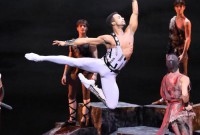 El papel de "Espartaco" fue interpretado por el bailarín cubano Osiel Gouneo. quien demostró su enorme fuerza, su capacidad atlética. Foto: Wilfried Hösl. Gentileza del BB.
