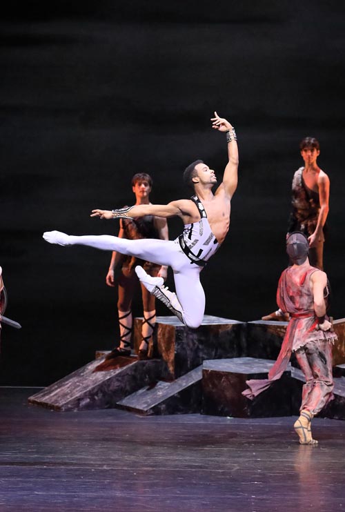 El papel de "Espartaco" fue interpretado por el bailarín cubano Osiel Gouneo. quien demostró su enorme fuerza, su capacidad atlética. Foto: Wilfried Hösl. Gentileza del BB.