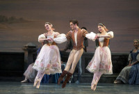 El pas de trois de "Lago de los cisnes" con Devon Teuscher, Joseph Gorak y Christine Shevchenko. Foto: Gene Schiavone. Gentileza JFKC.