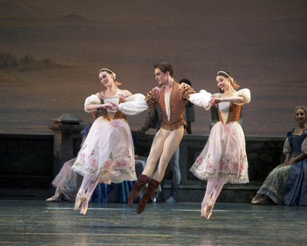 El pas de trois de "Lago de los cisnes" con Devon Teuscher, Joseph Gorak y Christine Shevchenko. Foto: Gene Schiavone. Gentileza JFKC. 