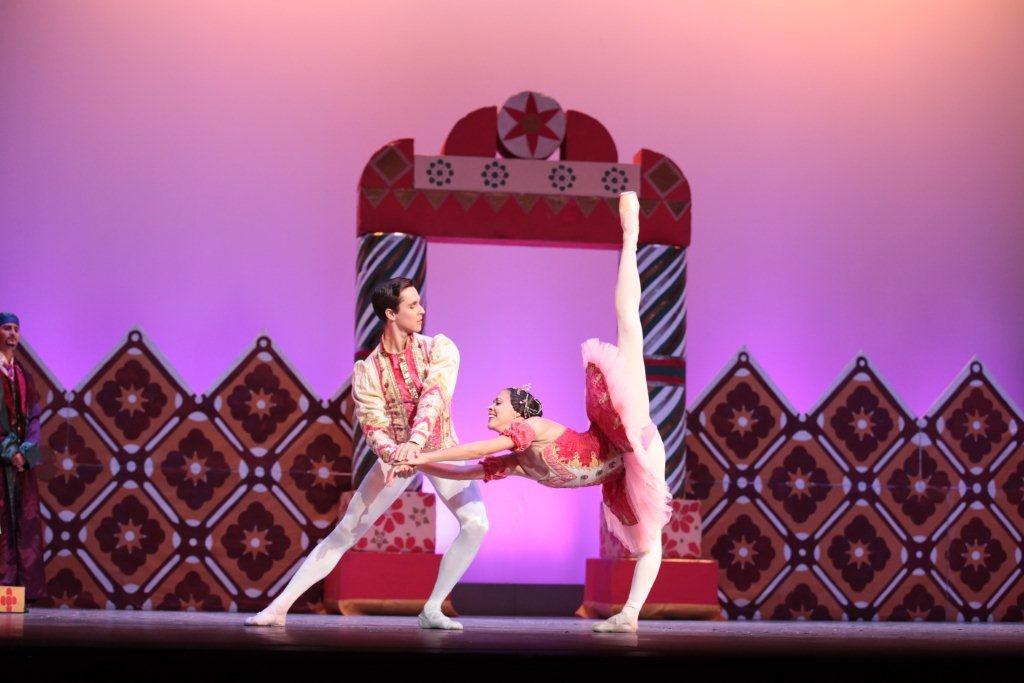 El plato fuerte de esta obra llega al final del segundo acto con el Grand Pas de deux del Hada Garapiñada y su Caballero interpretado por tres parejas diferentes. Foto: Nancy Reyes. Gentileza NR.