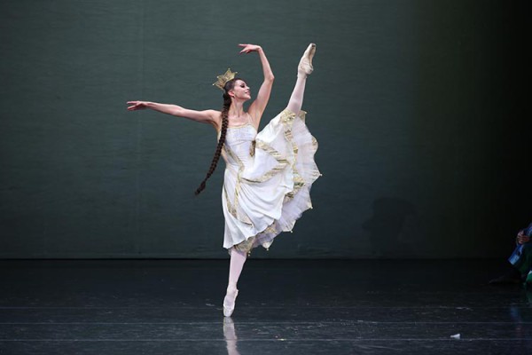 Anastasia Matvienko, del Mariinsky Ballet como la Dama del Zar, en "El cabllito jorobado", de Alevei Ratmansky. Foto: Nastasha Razina. Gentileza JFKC.