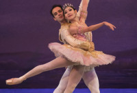 Rolando Sarabia y Maku Onuki, de The Washington Ballet, en "Cascanueces". Foto: Media4artists, Theo Kossenas. Gentileza TWB.