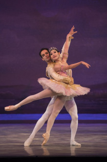 Rolando Sarabia y Maku Onuki, de The Washington Ballet, en "Cascanueces". Foto: Media4artists, Theo Kossenas. Gentileza TWB.