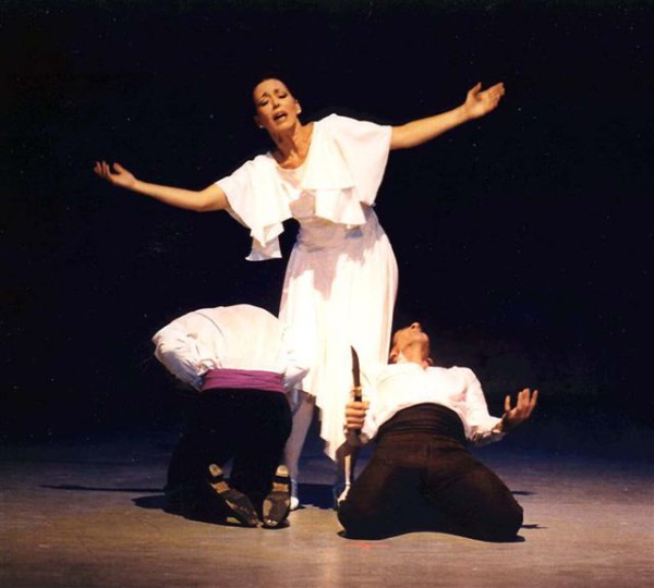 Marta García, en Cuba, en una escena de "Bodas de sangre" con coreografía de Antonio Gades. Foto cecida por Miguel Cabrera.