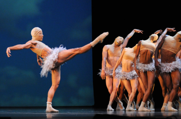 Bailarines emplumados y sin rostro interpretan “Avium”, una breve pieza de la joven coreógrafa y bailarina Ely Regina Hernández. Foto: Yuris Nórido. Gentileza AC.