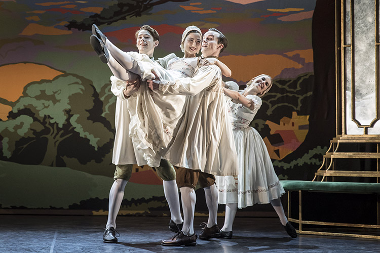 En "Early Adventures" Matthew Bourne hace una evocación del pasado a través de un collage musical de ídolos británicos en "Town and Country". Foto: Johan Persson. Gentileza NA.