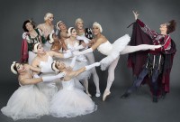 Les Ballets Trockadero de Monte Carlo abrió en el Kennedy Center con el segundo acto de “El lago de los cisnes” una marca registrada de la troupe. Foto: Sascha Vaughan. Gentileza JFKC.
