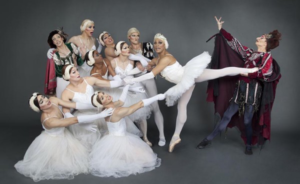 Les Ballets Trockadero de Monte Carlo abrió en el Kennedy Center con el segundo acto de “El lago de los cisnes” una marca registrada de la troupe. Foto: Sascha Vaughan. Gentileza JFKC.
