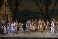 Maki Onuki, Gian Carlo Perez y Rolando Sarabia, de The Washington Ballet, en el primer acto de 