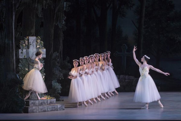 Maki Onuki (izq.) y Kateryna Derechyna, como Myrtha, en la producción de "Giselle" de The Washington Ballet. Foto: media4artists, Theo Kossenas. Gentileza TWB.
