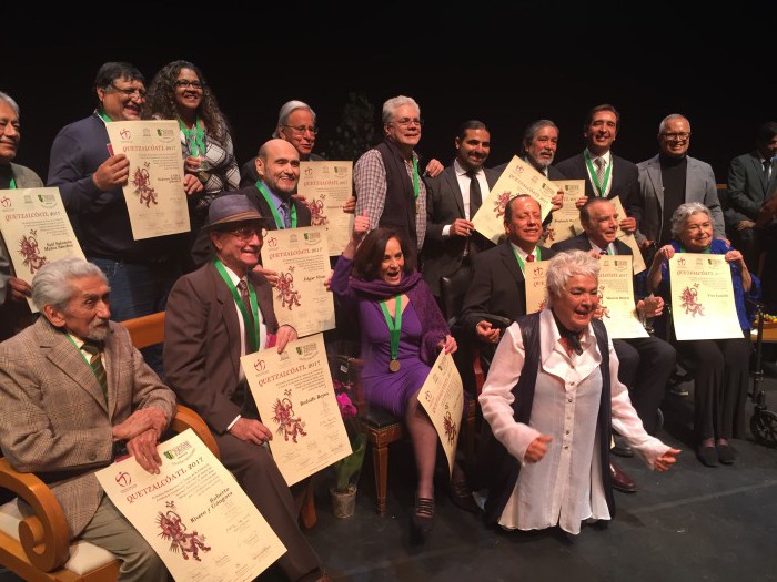 Isabel Quintanar, presidenta del Centro Mexicano de Teatro del ITI UNESCO, y los galardonados en el Teatro Julio Castillo del Centro Cultural del Bosque el 27 de marzo. Fotos gentileza de Orlando Taquechel.