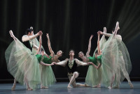 Artistas del Royal Ballet of London en "Esmeraldas", primera parte de "Jewels", de George Balanchine. Foto: Alastair Muir. Gentileza ROH.