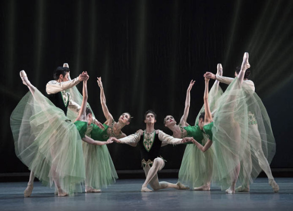 Artistas del Royal Ballet of London en "Esmeraldas", primera parte de "Jewels", de George Balanchine. Foto: Alastair Muir. Gentileza ROH.