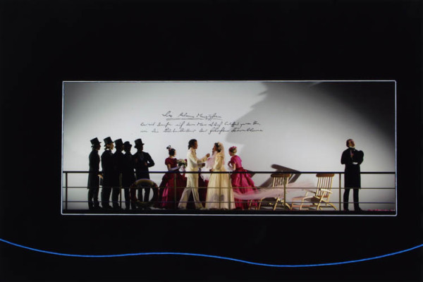 El coreógrafo John Neumeier, director del Hamburg Ballet, propuso un diseño escenográfico moderno paras esta versión de "La Sirenita". Foto: Holder Badekow. Gentileza JFKC.