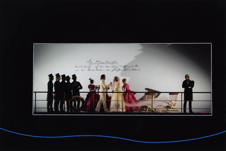 El coreógrafo John Neumeier, director del Hamburg Ballet, propuso un diseño escenográfico moderno paras esta versión de "La Sirenita". Foto: Holder Badekow. Gentileza JFKC.