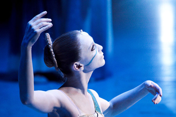 Silvia Azzoni protagonista de "La Sirenita", hace un asombroso trabajo corporal e interpretativo. Foto: Kiran West. Gentileza JFKC. 