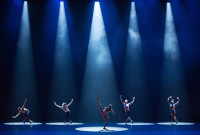 "Star Dust", una coreografía de Dwight Rhoden sobre canciones de David Bowie, interpretada por Complexions Contemporary Ballet. Foto: Teresa Wood. Gentileza JFKC.