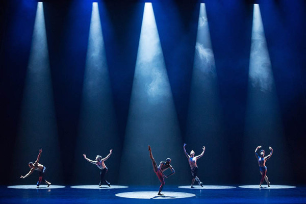 "Star Dust", una coreografía de Dwight Rhoden sobre canciones de David Bowie, interpretada por Complexions Contemporary Ballet. Foto: Teresa Wood. Gentileza JFKC.