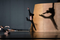 Aída Badía, Agnés López y Erez Ilán, miembros de la CND, en "Enemy in the figure", obra de William Forsythe que cerró la velada.Foto: Jesús Vallinas. Gentileza CND.