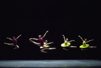 La Compañía Nacional de Danza en "The vertiginous thrill of exactitude", con coreografía de William Forsythe. Foto: Jesús Vallinas. Cortesía CND.