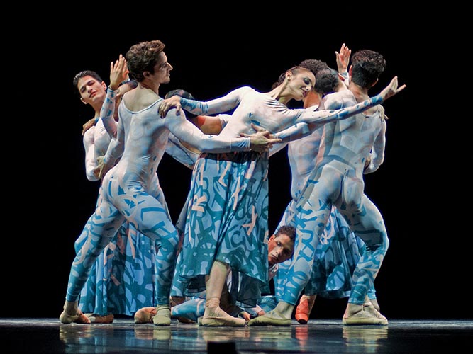 Acosta Danza estrenó en Cuba de “Belles-Lettres” (2014), una obra de Justin Peck, joven bailarín y coreógrafo residente del New York City Ballet. Foto: Yuris Nórido. Gentileza AD.