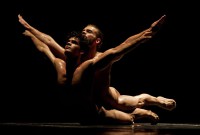 El dúo homo-erótico de Marianela Boán “Cruce sobre el Niágara”, de 1987, presentado por Acosta Danza se ha convertido en “un clásico” de la danza contemporánea cubana. Foto: Yuris Nórido. Gentileza AD.