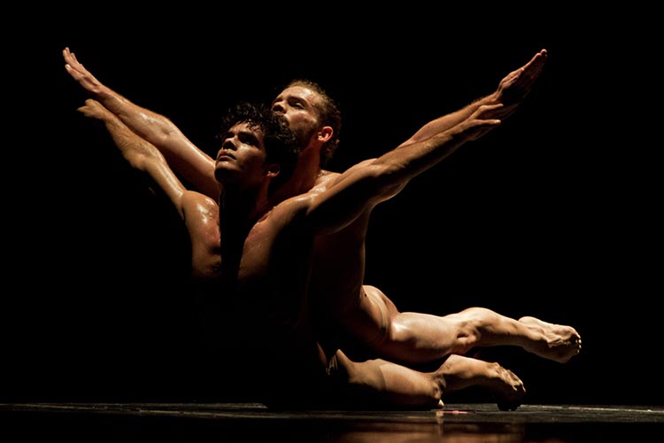 El dúo homo-erótico de Marianela Boán “Cruce sobre el Niágara”, de 1987, presentado por Acosta Danza se ha convertido en “un clásico” de la danza contemporánea cubana. Foto: Yuris Nórido. Gentileza AD.