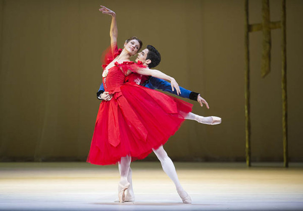 Zenaida Yanowsky como Marguerite y Federico Bonelli en el rol de Armand en la producción del Royal Ballet of London de “Marguerite y Armand” con coreografía de Sir. Frederick Ashton. Foto: Tristram Kenton. Gentileza Royal Opera House / ArenaPAL.