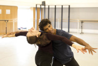 Carlos Acosta en los estudios del Royal Ballet of London, con Marianela Núñez, en un ensayo de "Carmen", en 2015. Foto Archivo Danzahoy.