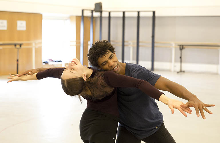 Carlos Acosta en los estudios del Royal Ballet of London, con Marianela Núñez, en un ensayo de "Carmen", en 2015. Foto Archivo Danzahoy.