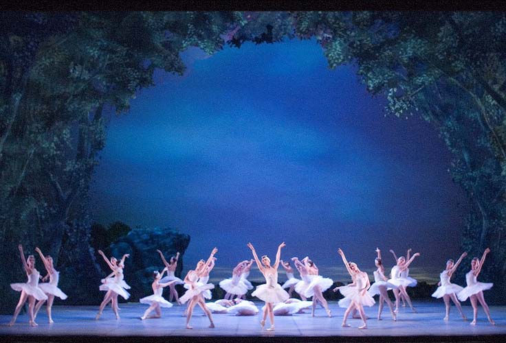 El Ballet Estable del Teatro Colón presenta cinco funciones de "El lago de los cisnes", con coreografía de Mario Galizzi. Foto gentileza TC.