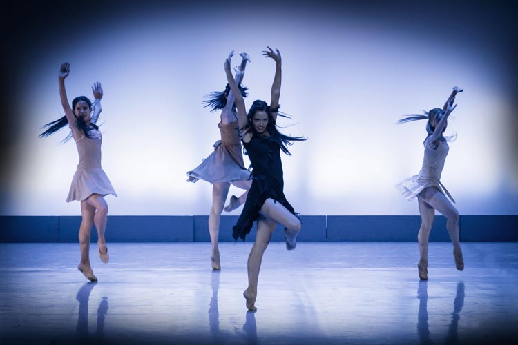 El Ballet de Camagüey llevó a La Habana "Carmen", en version de Peter Breuer, una producción multidisciplinaria de danza-teatro. Foto: Alfredo Cannatello. Gentileza BC.