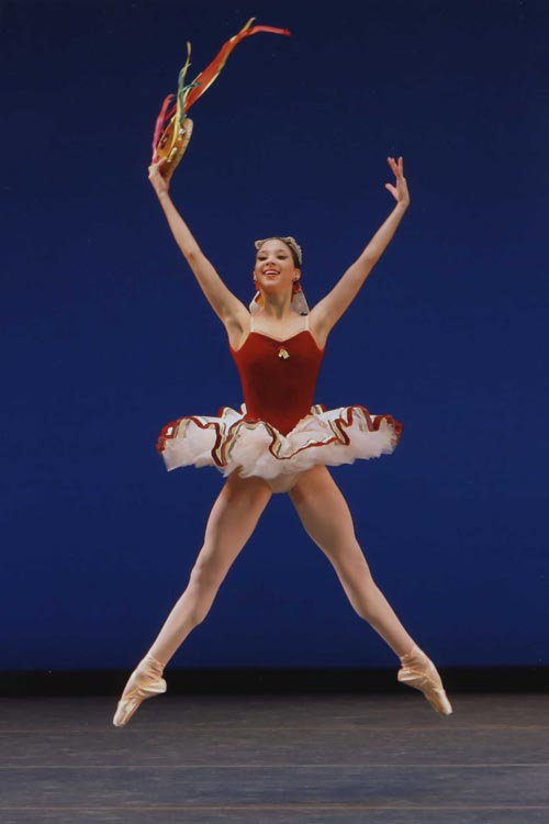 En "Tarantela", de George Balanchine, Erika Pereira junto a Spartak Hoxha, logró combinar técnica y encanto de este atractivo divertimento. Fotos: Paul Kolnik. Gentileza JFKC.