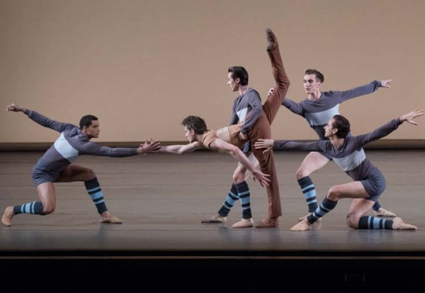 “Rodeo: Four Dance Episodes”, obra de Justin Peck con música que Aaron Copland, compuesta por 15 bailarines y una única protagonista femenina, Tiler Peck. Fotos: Paul Kolnik. Gentileza JFKC.