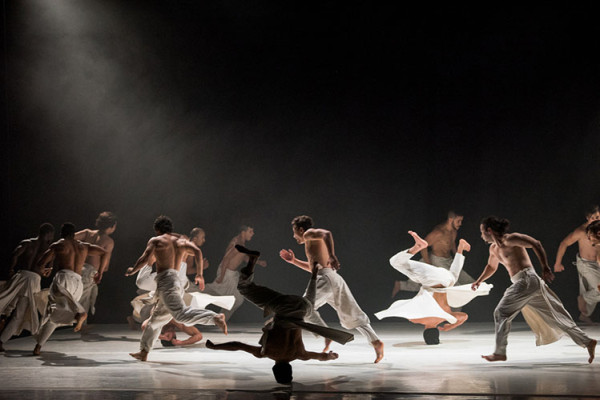 La Compañía Hervé Kombi hace su debut en Sevilla, España, con la obra “Ce que le jour doit à la nuit” para 13 bailarines. Foto gentileza Festival Internacional de Danza de Itálica.