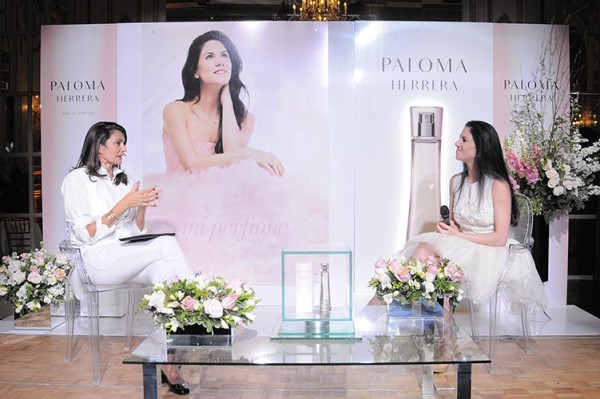 La modelo y conductora Mariana Arias entrevista a Paloma Herrera durante el lanzamiento de su perfume. Foto gentileza Siete Consultores.