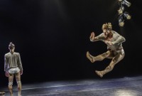 Kibbutz Contemporany Dance Company llevó a Biarritz "Horses in the sky", del coreógrafo Rami Be’er.  Foto: Eyal Hirsch. Gentileza Festival Le Temps d’Aimer.