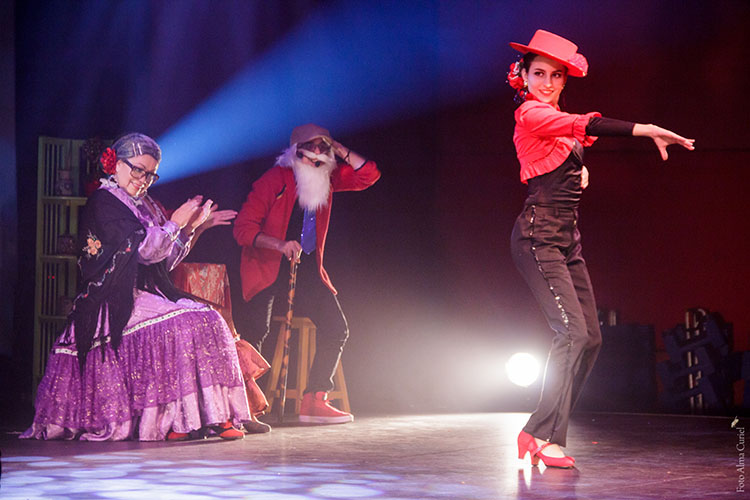 “¡Mi abuela flamenca!”, obra de la compañía Caña y Candela Pura , se presenta en el Teatro de la Danza del Centro Cultural del Bosque. Foto gentileza Caña y Candela Pura.