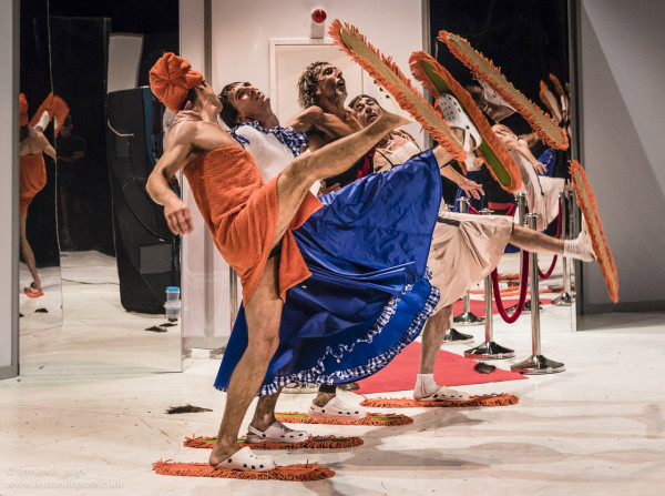 “Así en la tierra como en el cielo”, de la Cía. Mar Gómez es una pieza de danza teatro, teatro gestual, lenguaje clown y poesía visual, donde predomina el humor. Foto: Fernando Prats. Gentileza Cía. Mar Gómez.