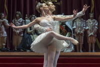 Camila Bocca hizo su debut como la princesa Aurora junto a Federico Fernández en el papel del príncipe Desiree en la versión de Mario Gallizzi de “La bella…”. Foto: Máximo Parpagnoli. Gentileza Prensa Teatro Colon.