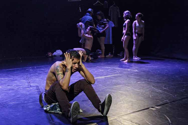 El colectivo MIM Arte-Escénico sube a escena “Las almas que flotan en el río”, creada por Carlos Rojas, con dirección de Aura López. Foto: Miguel Ángel Díaz. Gentileza INBA.