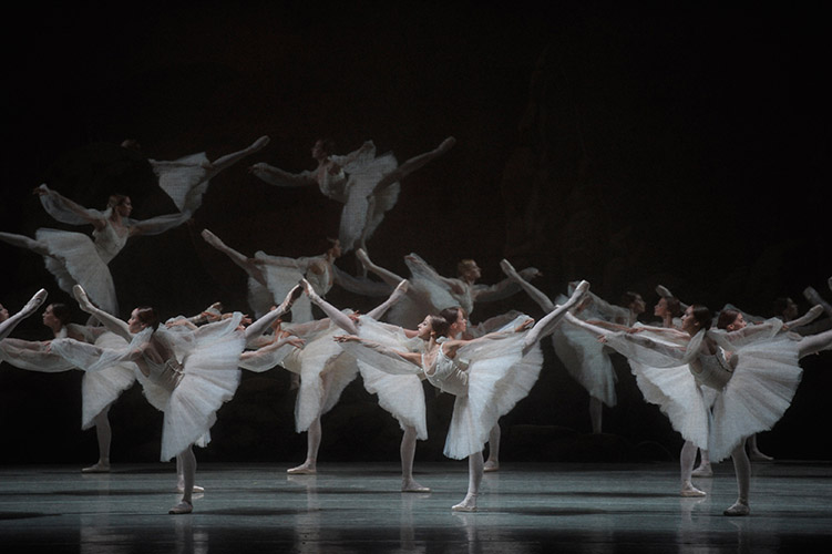 El Mariinsky Ballet presentó “La Bayadera” en el Opera House del Kennedy Center desde el 17 al 22 de octubre. Foto: Valentín Baranovsky. Gentileza JFKC.