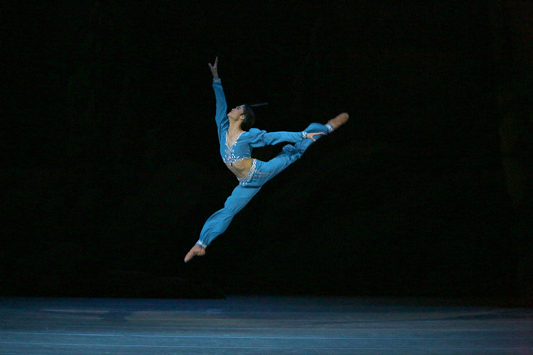 Kimin Kim, como Solor, es un excelente partenaire y un bailarín con una asombrosa calidad técnica. Foto: Natasha Razina. Gentileza JFKC.
