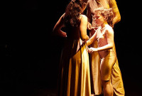 “Soy Nena”, de Lucila Sanles, en el teatro Método Kairos, reúne un grupo de seis actores-bailarines. Foto gentileza TP.