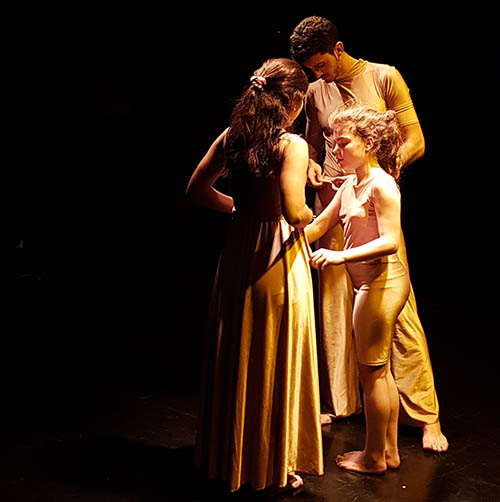 “Soy Nena”, de Lucila Sanles, en el teatro Método Kairos, reúne un grupo de seis actores-bailarines. Foto gentileza TP.