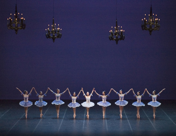 El Ballet Estable del Teatro Colón repuso “Tema y variaciones”, de George Balanchine, a 70 años de su estreno, con Camila Bocca y Maximiliano Iglesias en los roles principales. Foto: Arnaldo Colombaroli. Gentileza Prensa Teatro Colón. 