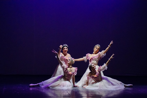 Ballet con Humor, grupo integrado por bailarines del Ballet Estable del Teatro Colón y del Argentino de La Plata. Foto: Carlos Villamayor. Gentileza Ballet con Humor.