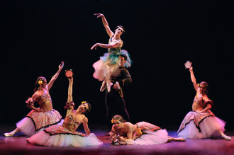 Los bailarines de Ballet con Humor, bailan los clásicos a su manera y rescatan desde “Giselle” has “Lago de los cisnes”. Foto: Carlos Villamayor. Gentileza Ballet con Humor.