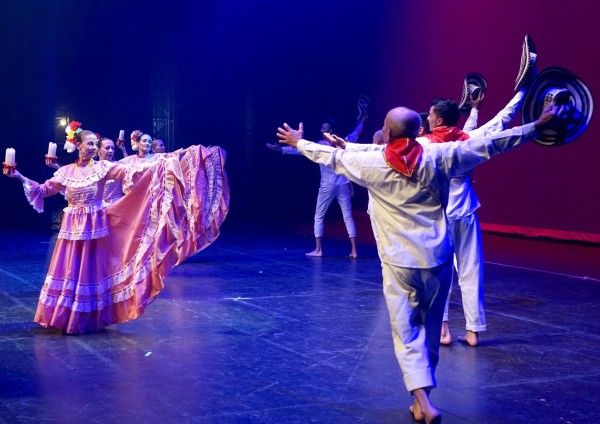 Samba brasilera, salsa y cumbia colombiana formaron parte de los distintos ritmos que llevó a escena Show Dance Colombia. Foto gentileza FIDPA.
